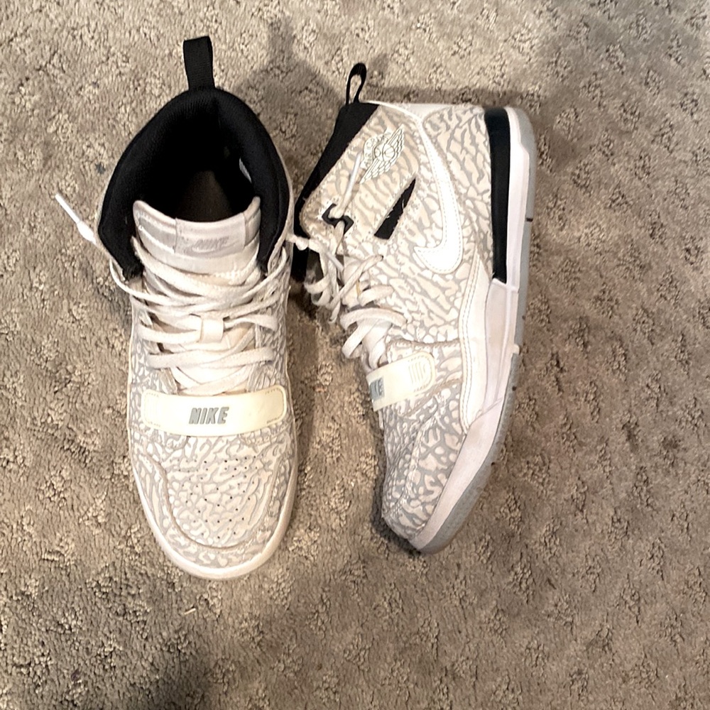 Air Jordan 1 retro size 5 women’s.